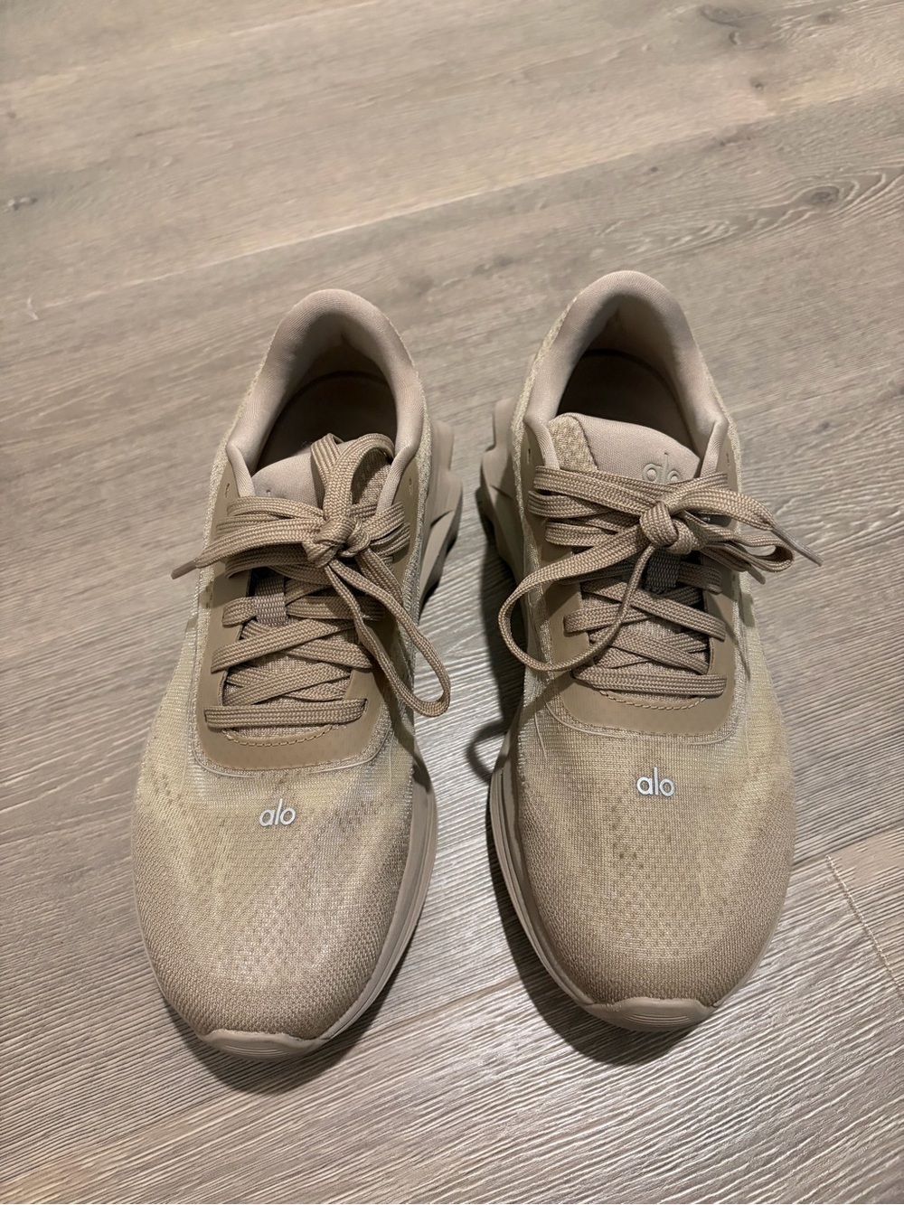 ALO Yoga women’s Trainer in Light Tan
